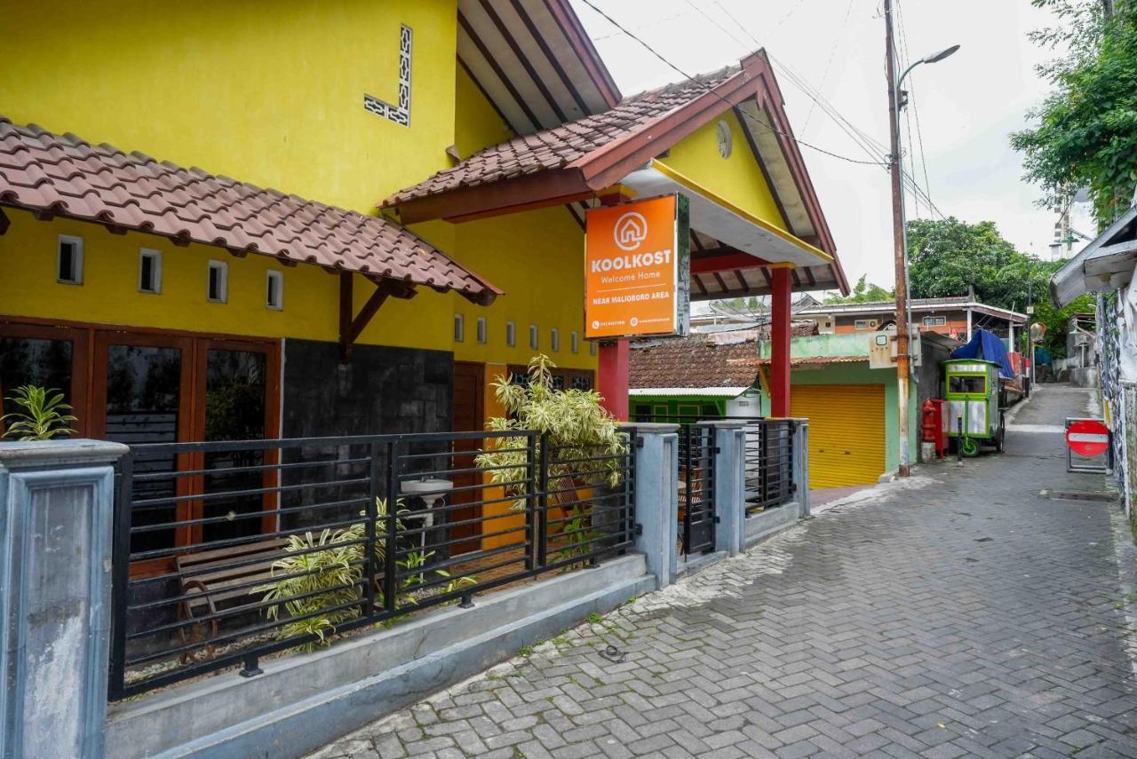 KoolKost Syariah near Malioboro Area Hostel Yogyakarta Bagian luar foto